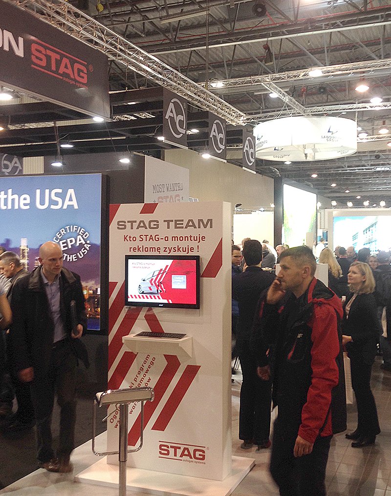 Autogāzes pārstāvji Varšavas izstādē pēta gāzes iekārtas.